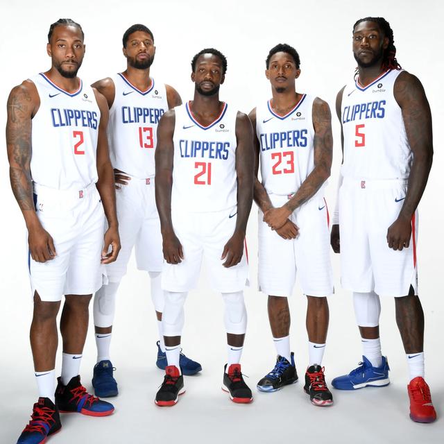 它不仅回应 它不仅回应